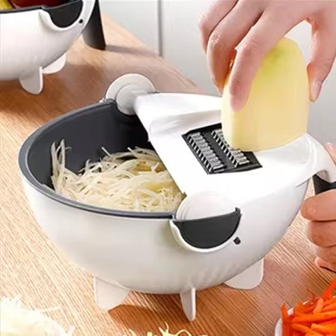 râper des pomme de terre avec une mandoline cuisine 