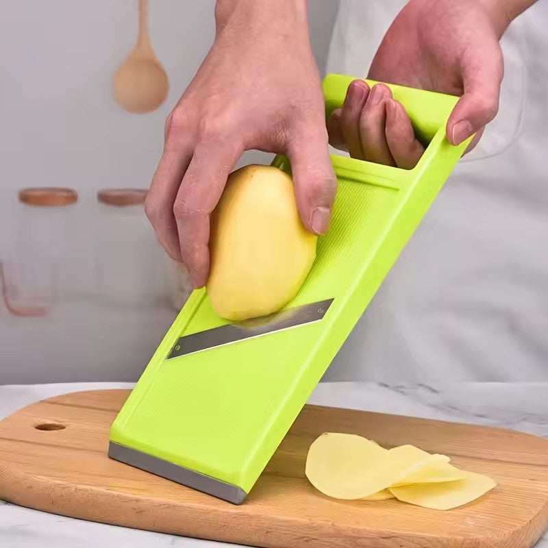des tranches de pomme de terre avec une mandoline cuisine 