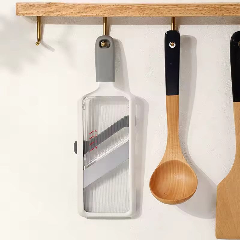 une mandoline cuisine accroché au mur 