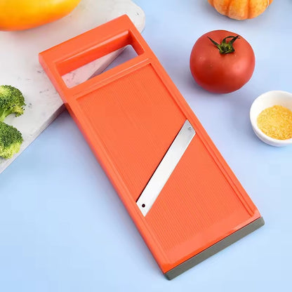 une mandoline cuisine orange sur un plan de travail 