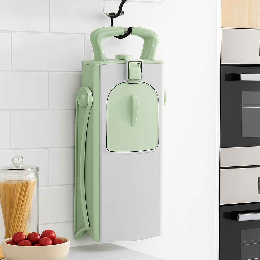 une mandoline cuisine accrochée au mur 
