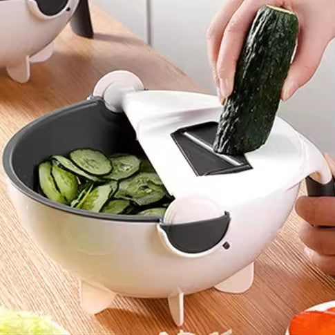 des tranches de concombre avec une mandoline cuisine 