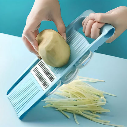 des lamelles de pomme de terre avec une mandoline cuisine