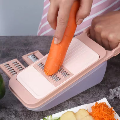 râper des carottes avec une mandoline cuisine 