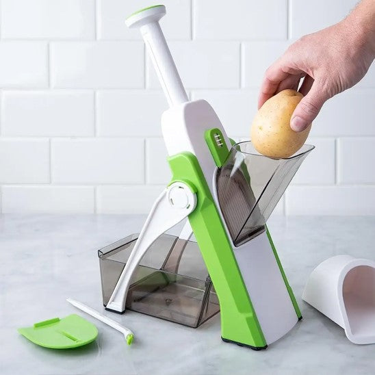 couper les pommes de terre avec une mandoline de cuisine