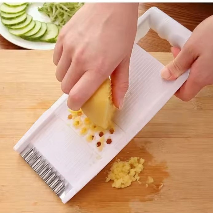 raper du gingembre avec une mandoline verticale 