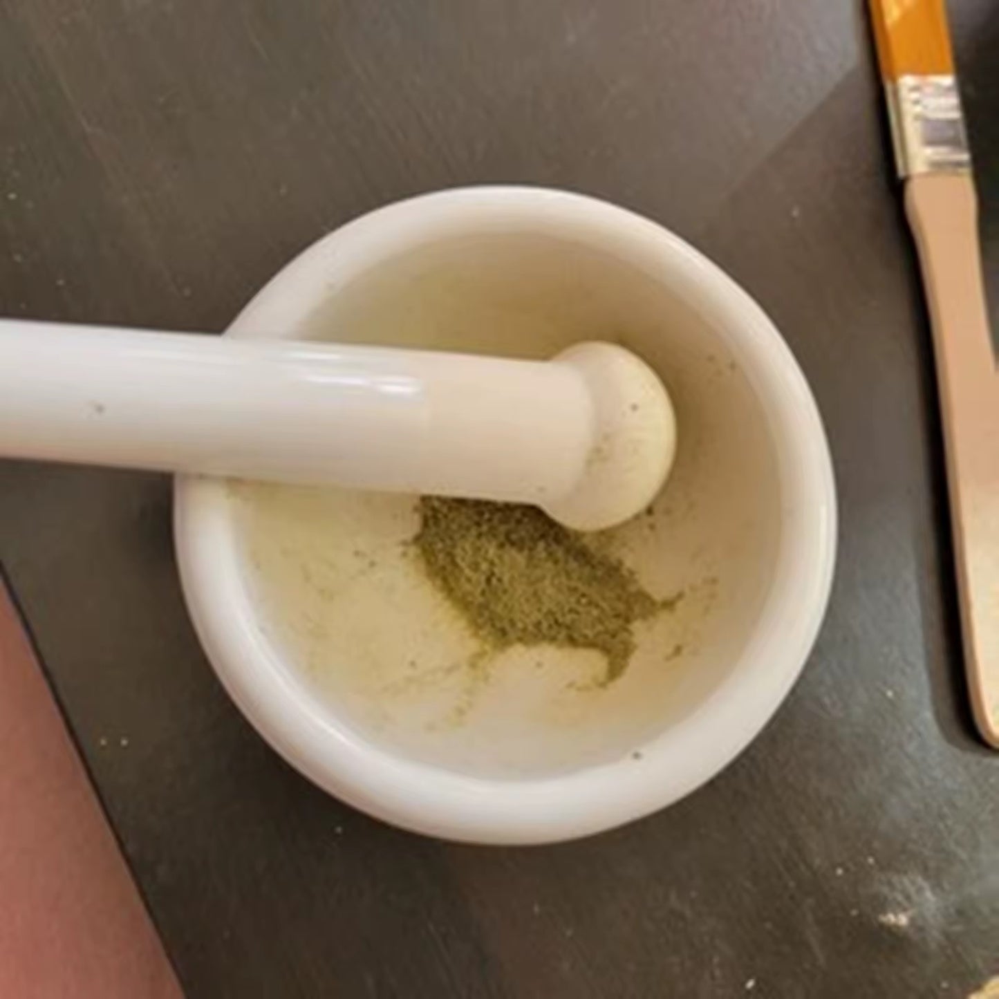 faire des épices avec un mortier pour cuisine 