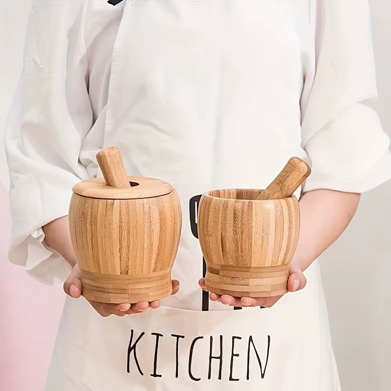 un mortier cuisine entre les mains d'une femme 