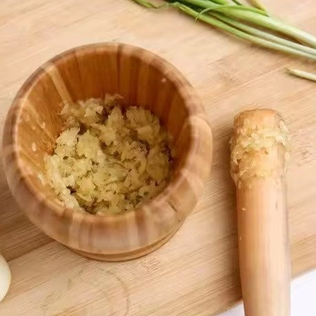 faire une purée d'ail avec un mortier 