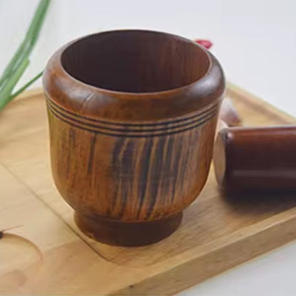un mortier cuisine sur une planche à découper 