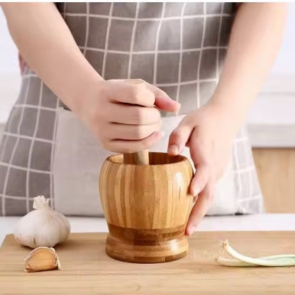 une femme qui utilise un mortier cuisine 
