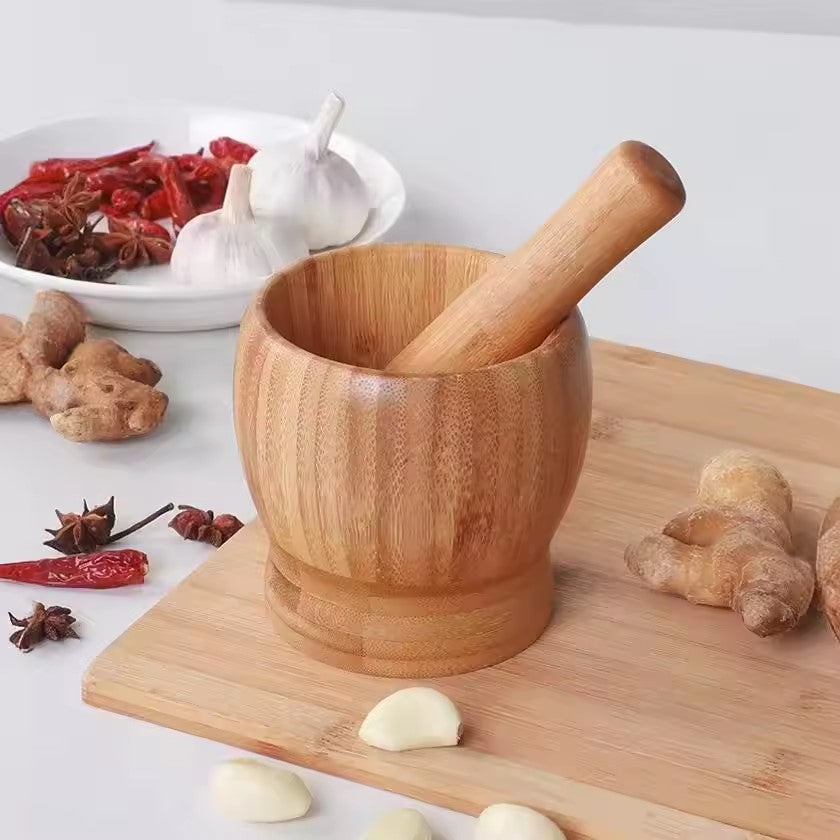 écraser l'ail avec un mortier cuisine 