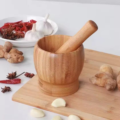 écraser l'ail avec un mortier cuisine 