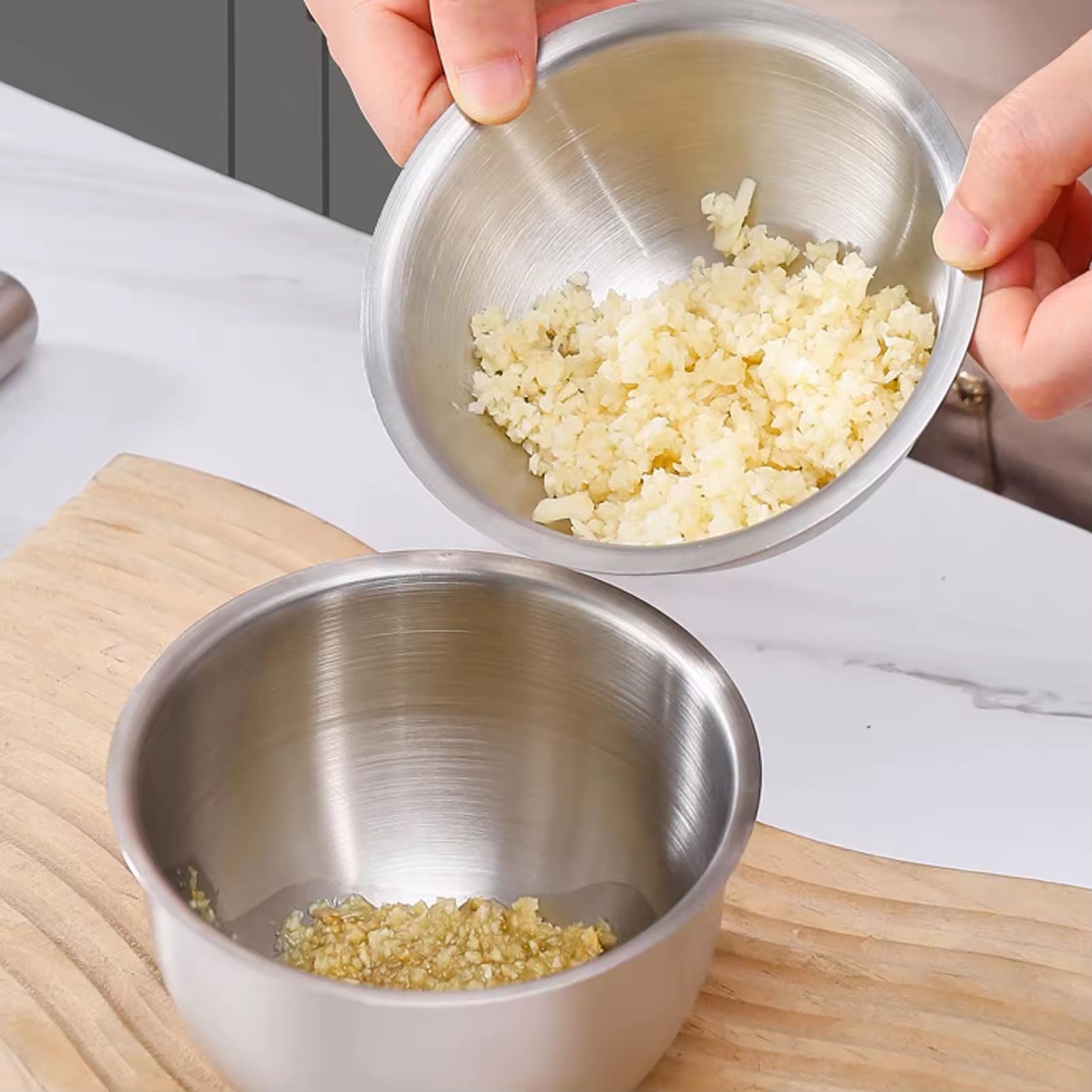 ecraser l'ail avec un mortier pour cuisine 