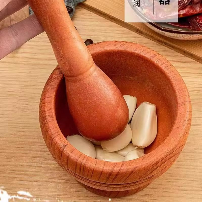 écraser l'ail avec un mortier pour cuisine 