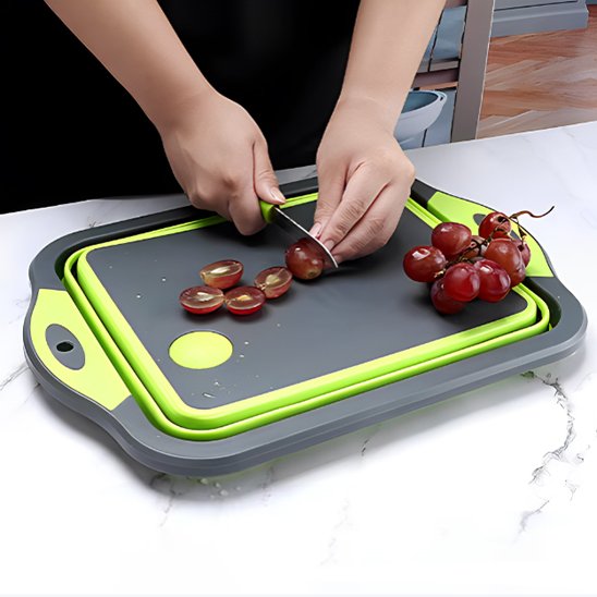 couper des raisin sur une planche a decouper 