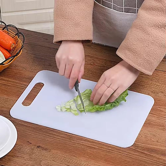 couper la salade sur une planche à découper