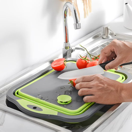 couper des tomates sur une planche a decouper