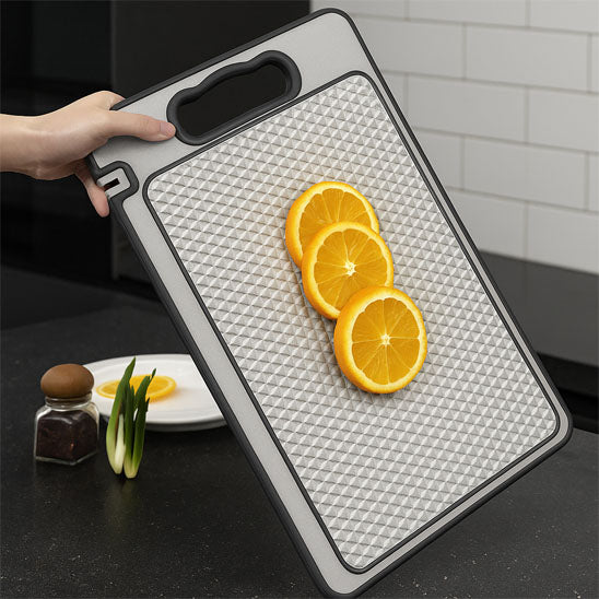 des tranches d'orange sur une planche a decouper 