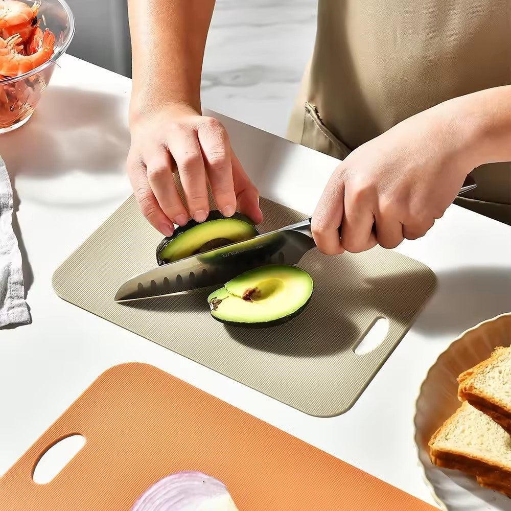 couper l'avocat sur une planche a decouper 