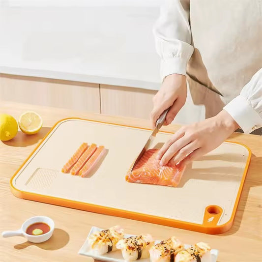 couper le saumon sur une planche a decouper 