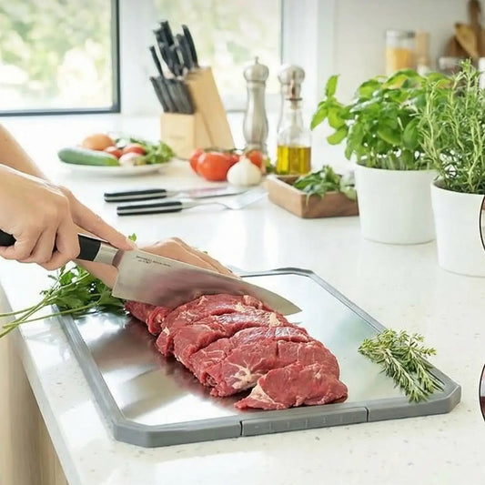couper la viande sur une planche a decouper 