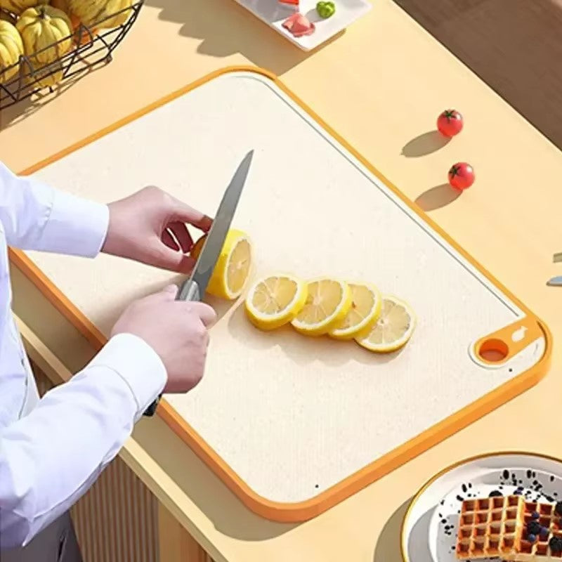 couper le s citron sur une planche a decouper 