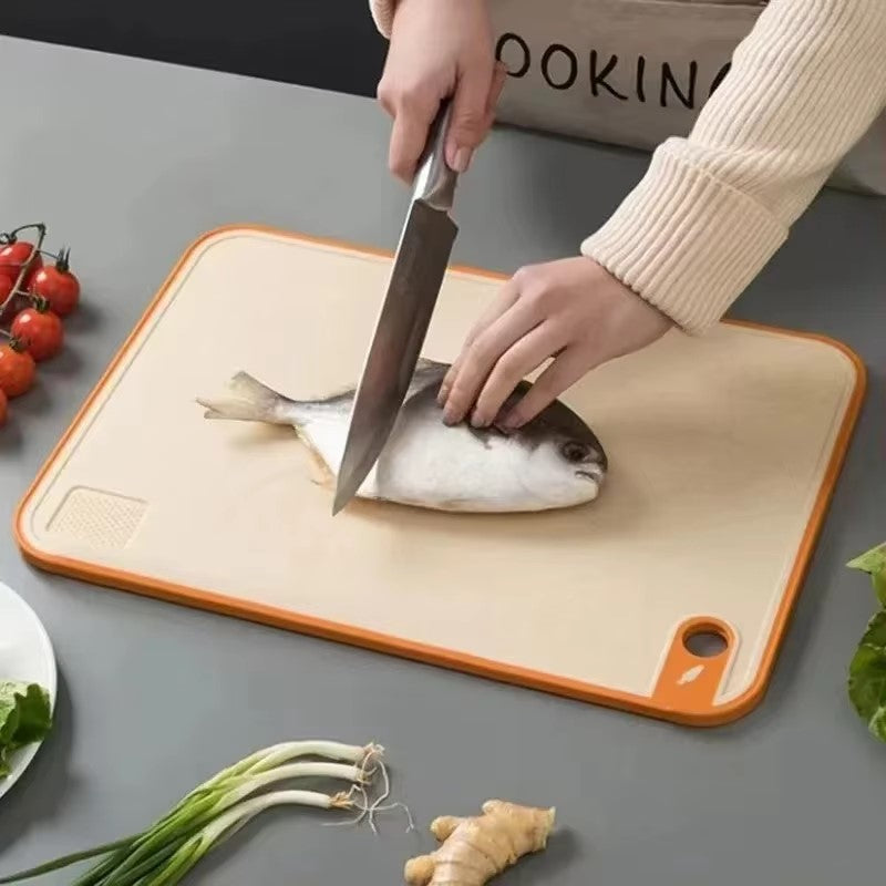 couper le poisson sur une planche a decouper 