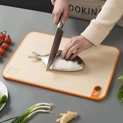 couper le poisson sur une planche a decouper 