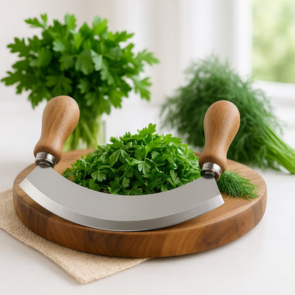 couper la coriandre sur ne planche a decouper en bois 