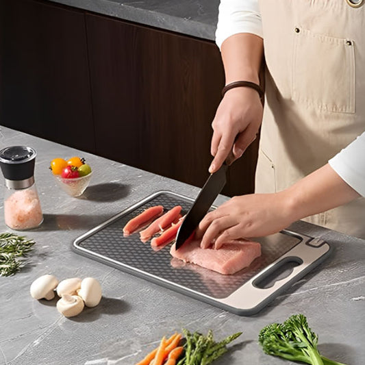 un monsieur qui coupe la viande sur une planche a decouper 