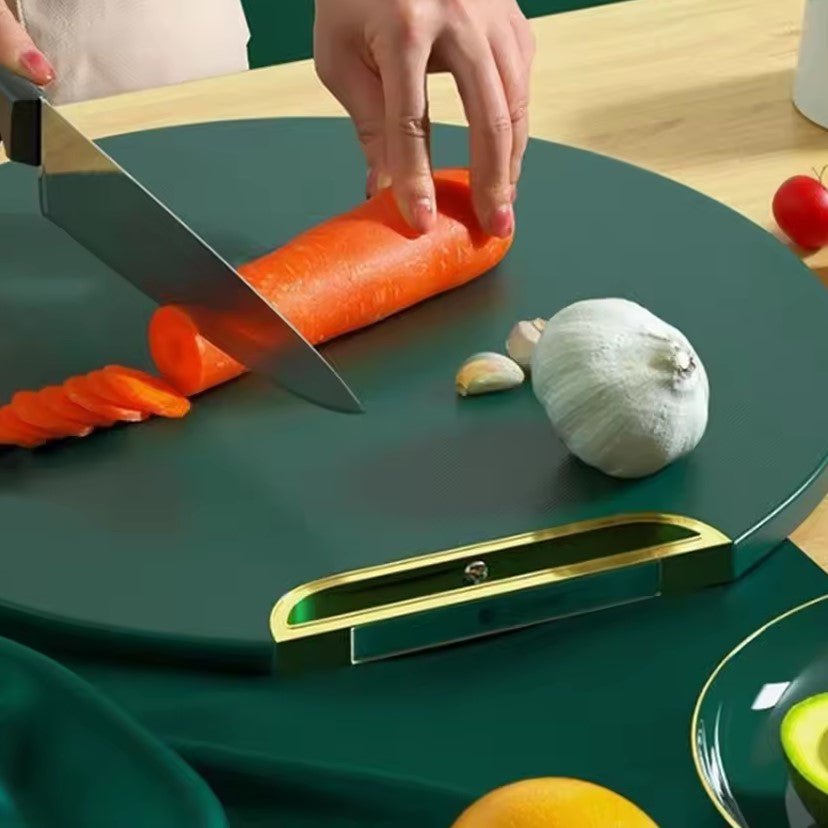 couper des carottes sur une planche a decouper en bois 