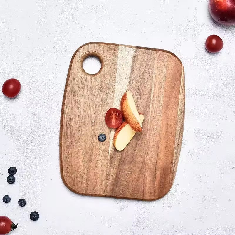 couper la pomme sur une planche en bois cuisine