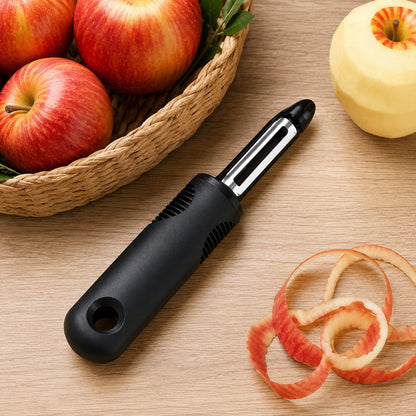 un éplucheur à pommes sur  la table 