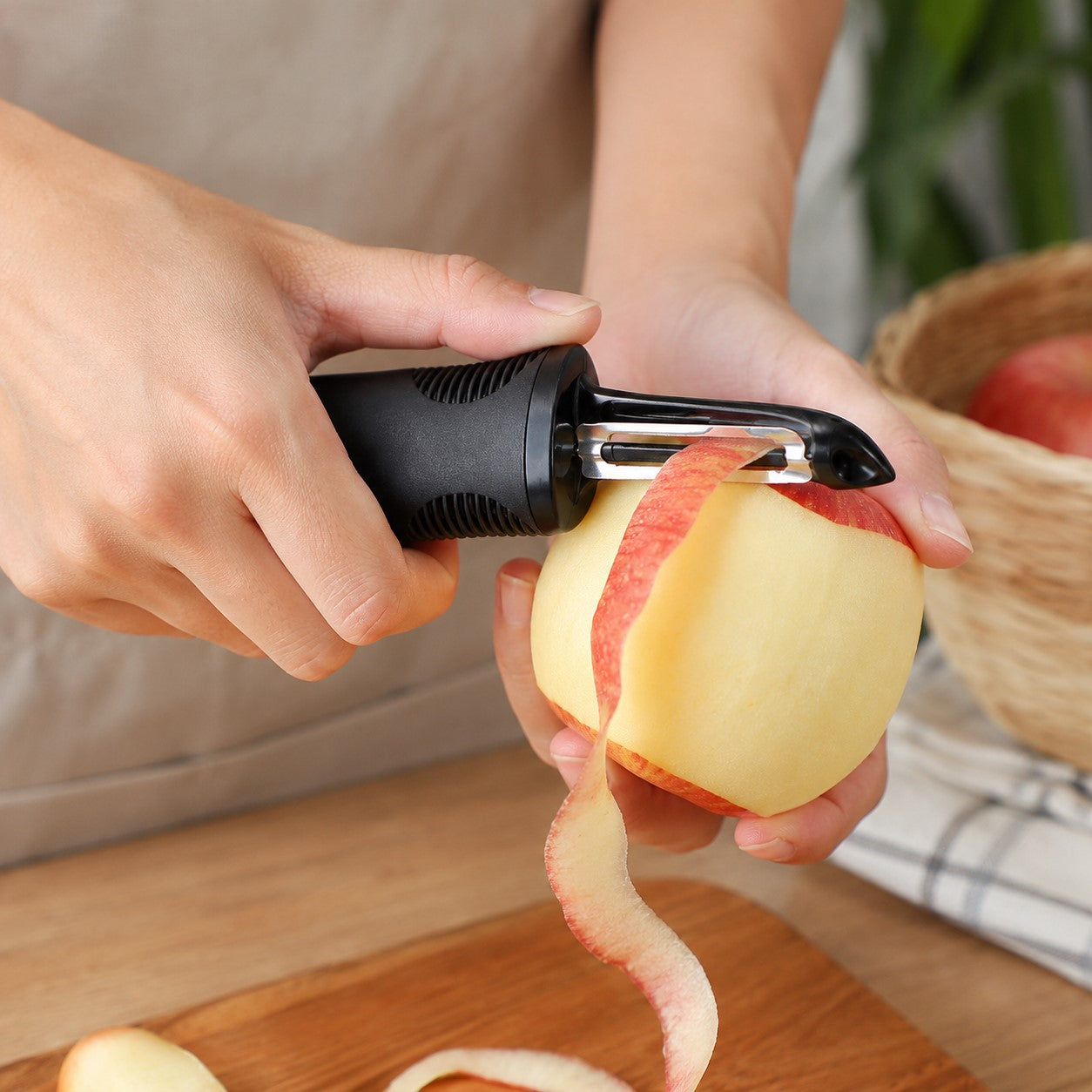 une femme qui epluche une pomme avec un éplucheur  à pommes 