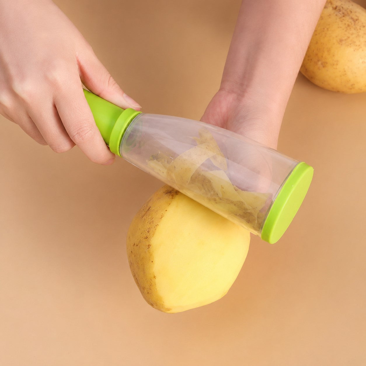 eplucher des pommes de terre avec un éplucheur à pommes 