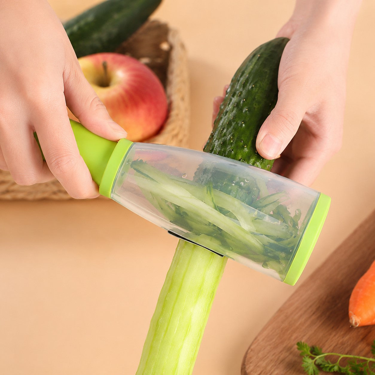 eplucher un concombre avec un éplucheur à pommes 