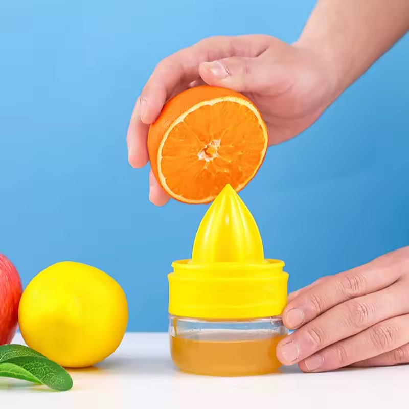 faire un jus d'orange avec un presse agrumes manuelle 
