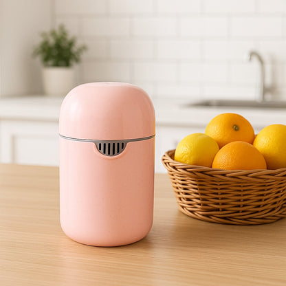 un presse agrumes à coté des orange 
