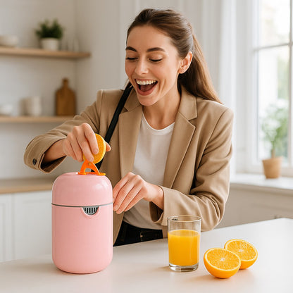 une femme qui fait son jus d'orange avec un presse agrumes 