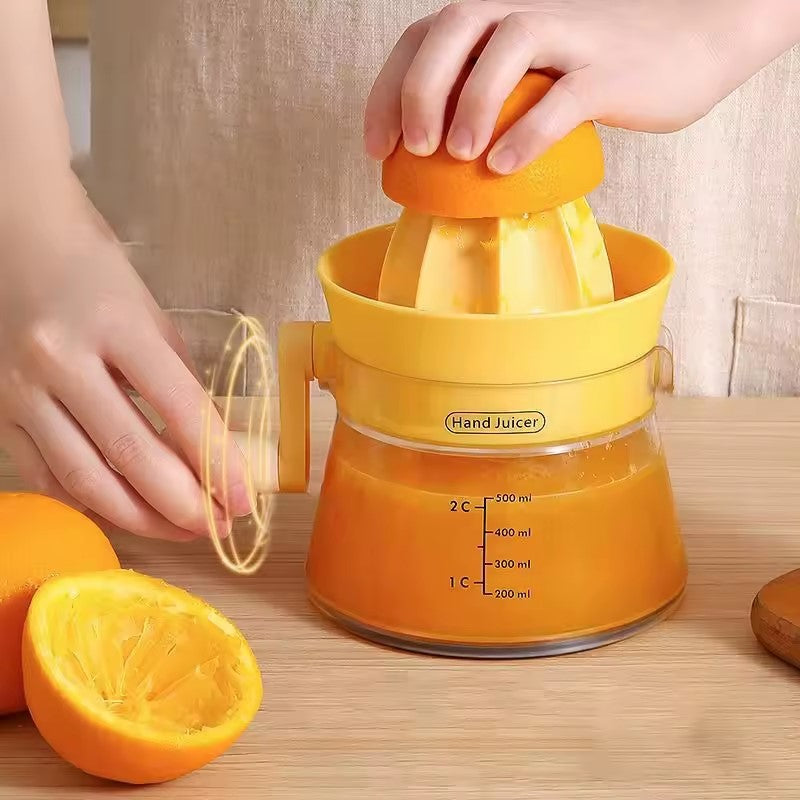 une femme qui fait un jus d'Orange avec un presse agrumes manuel