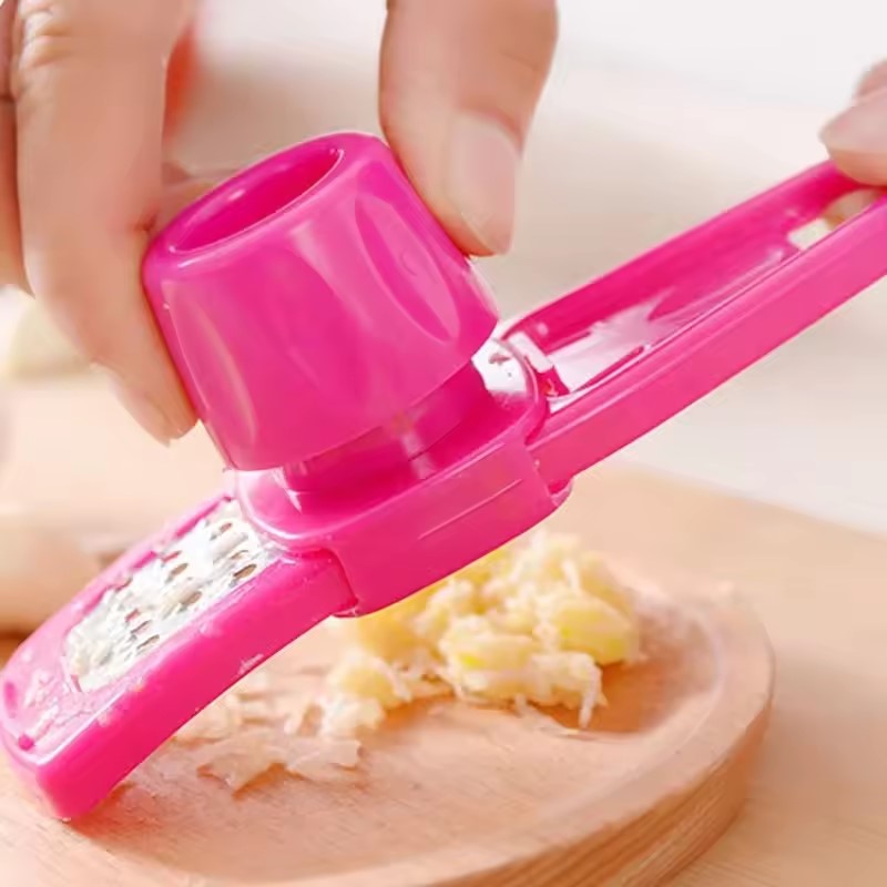 raper de l'ail avec un presse ail inox 