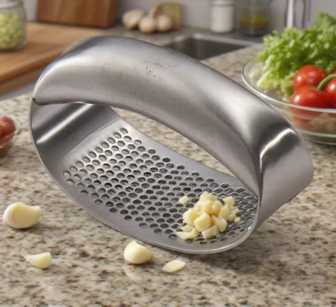 écraser l'ail avec un presse ail inox 
