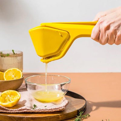 un jus de citron fait avec un presse citron manuel 