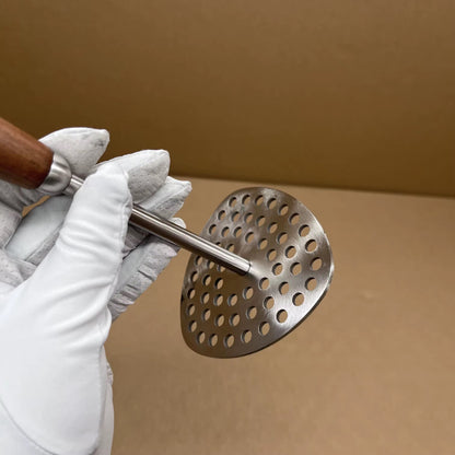 faire une purée avec un presse-purée manuel inox 