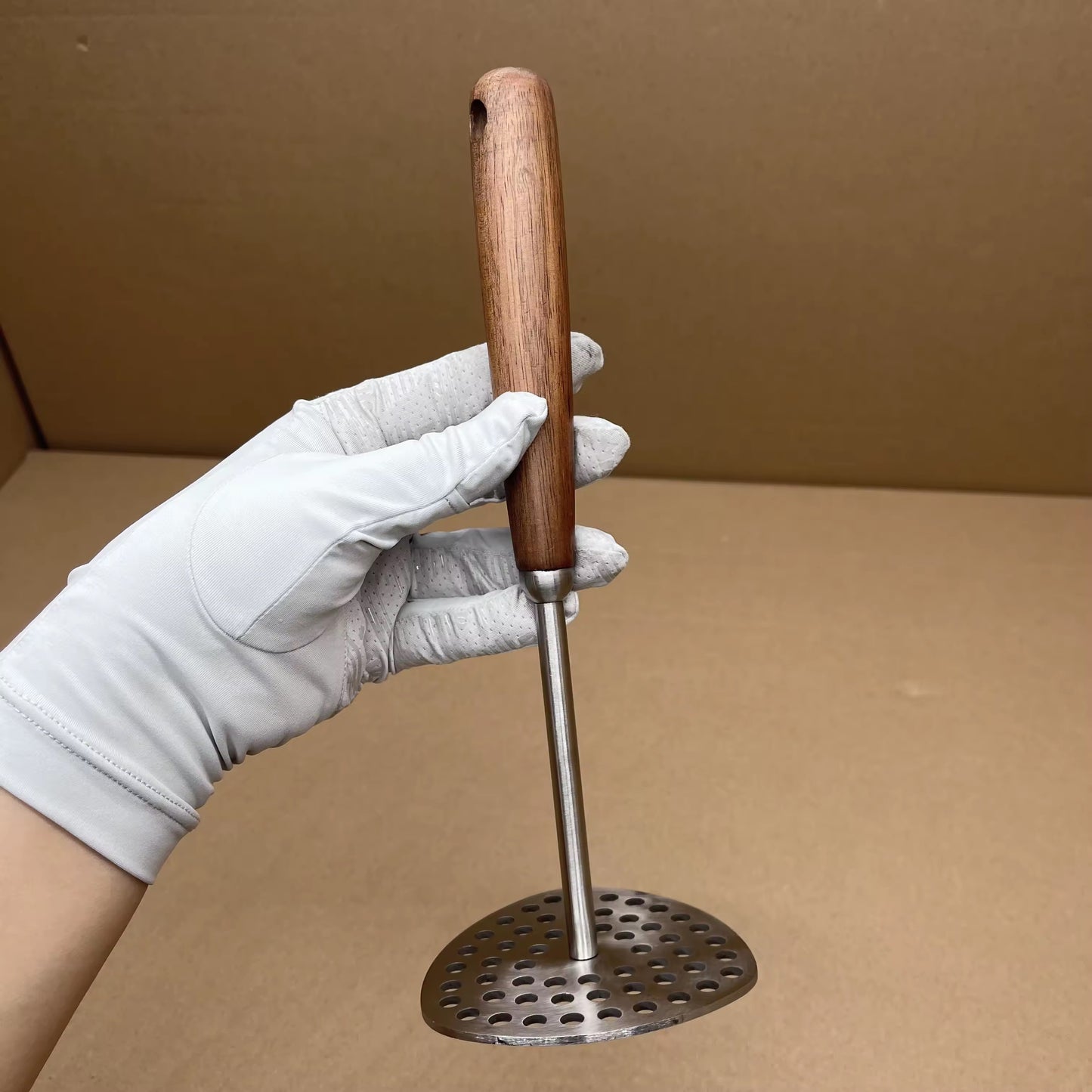 un presse-purée manuel inox  robuste 