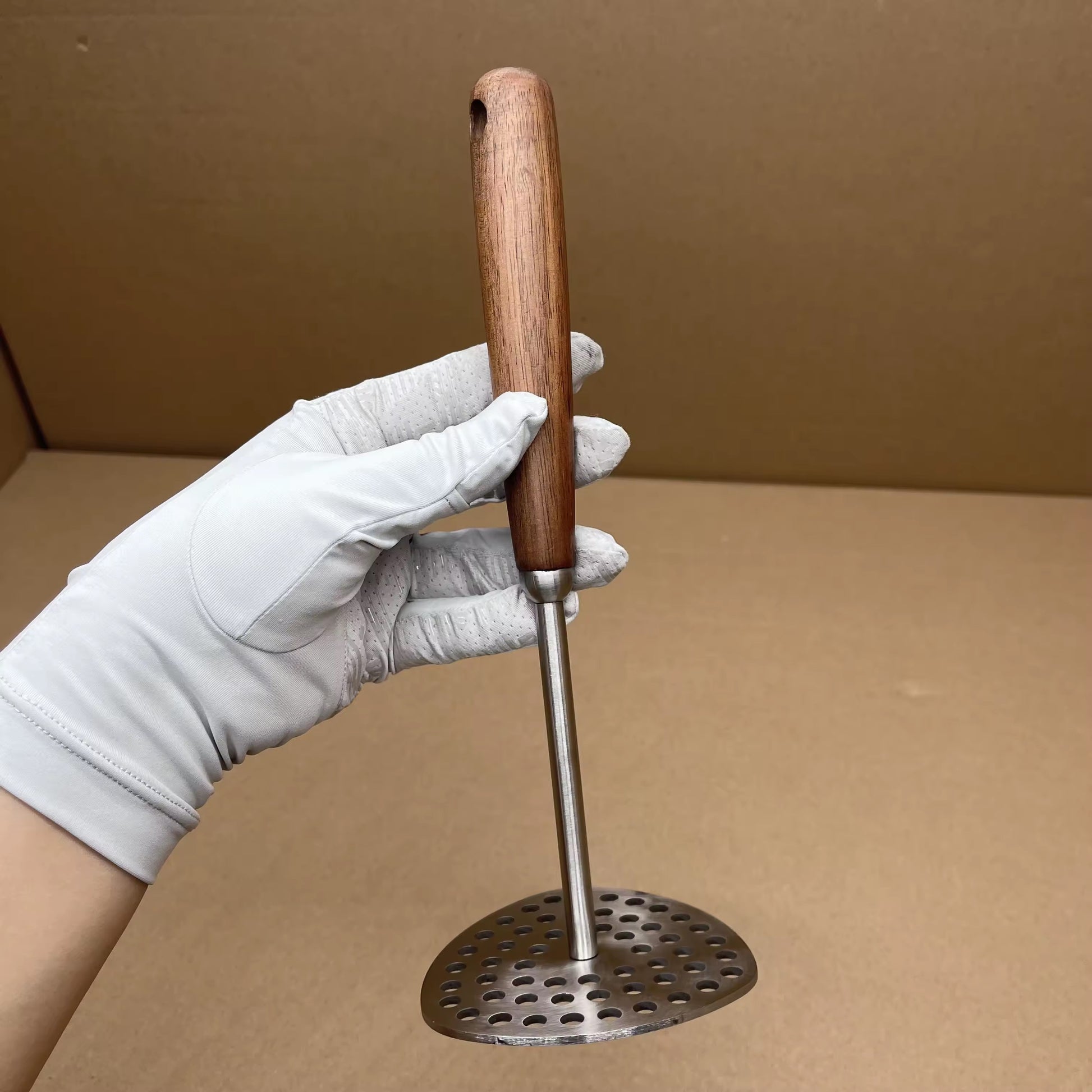 un presse-purée manuel inox  robuste 