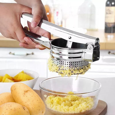 faire une purée de pomme de terre avec un presse purée manuel 