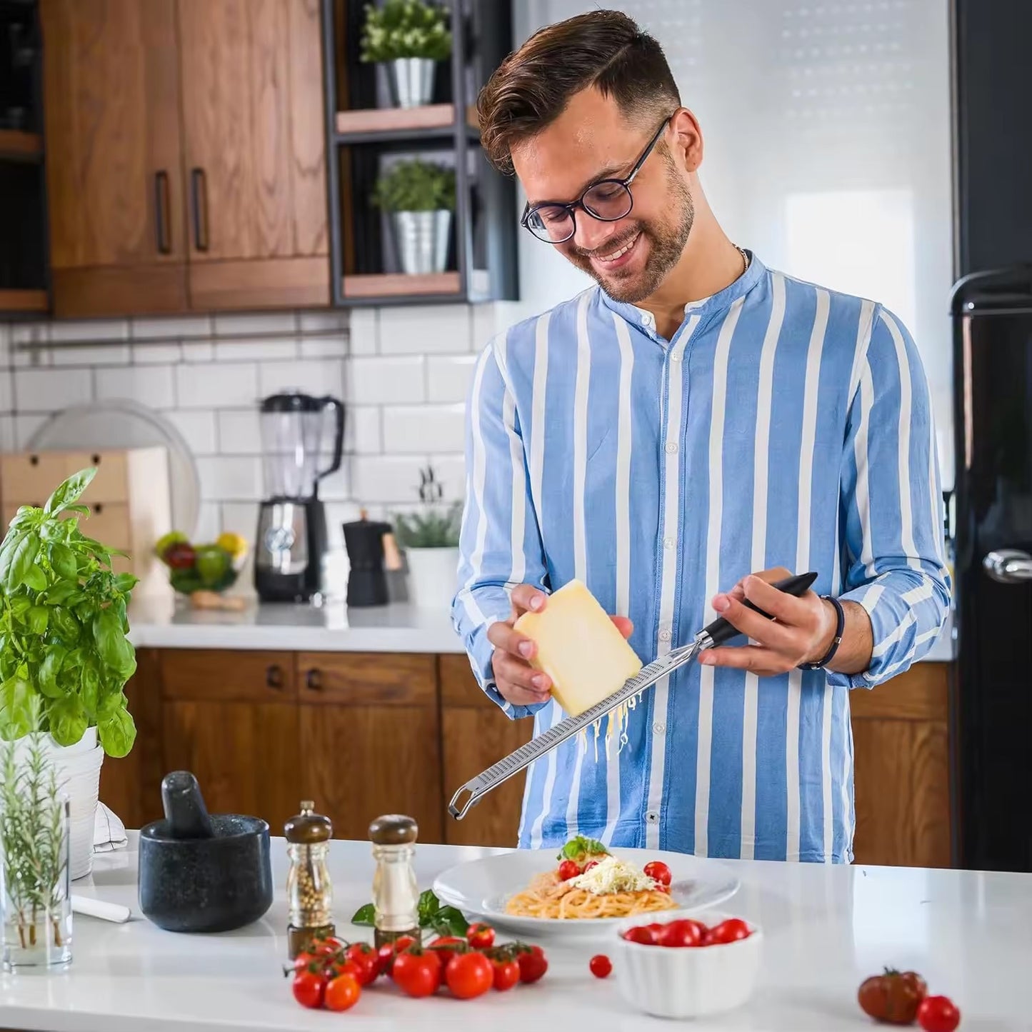 un homme qui utilise une râpe à fromage 