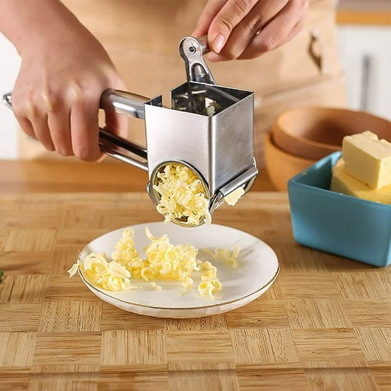 râper du beur avec une râpe à fromage 